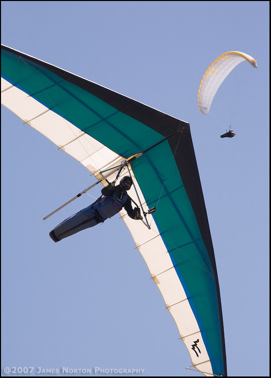 Hang Glider and Paraglider Pilot Soar Over Chelan Butte